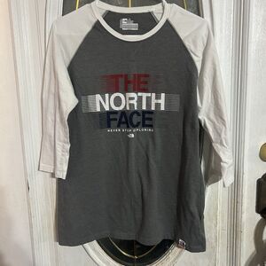 The North Face Women’s Large Classic Fit Raglan Graphic 3/4 Sleeve Tee Gray